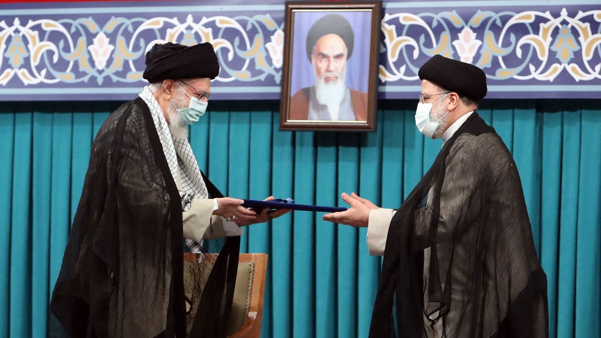 Je spojen s masakrem a kritizuje americké sankce. Írán má nového prezidenta
